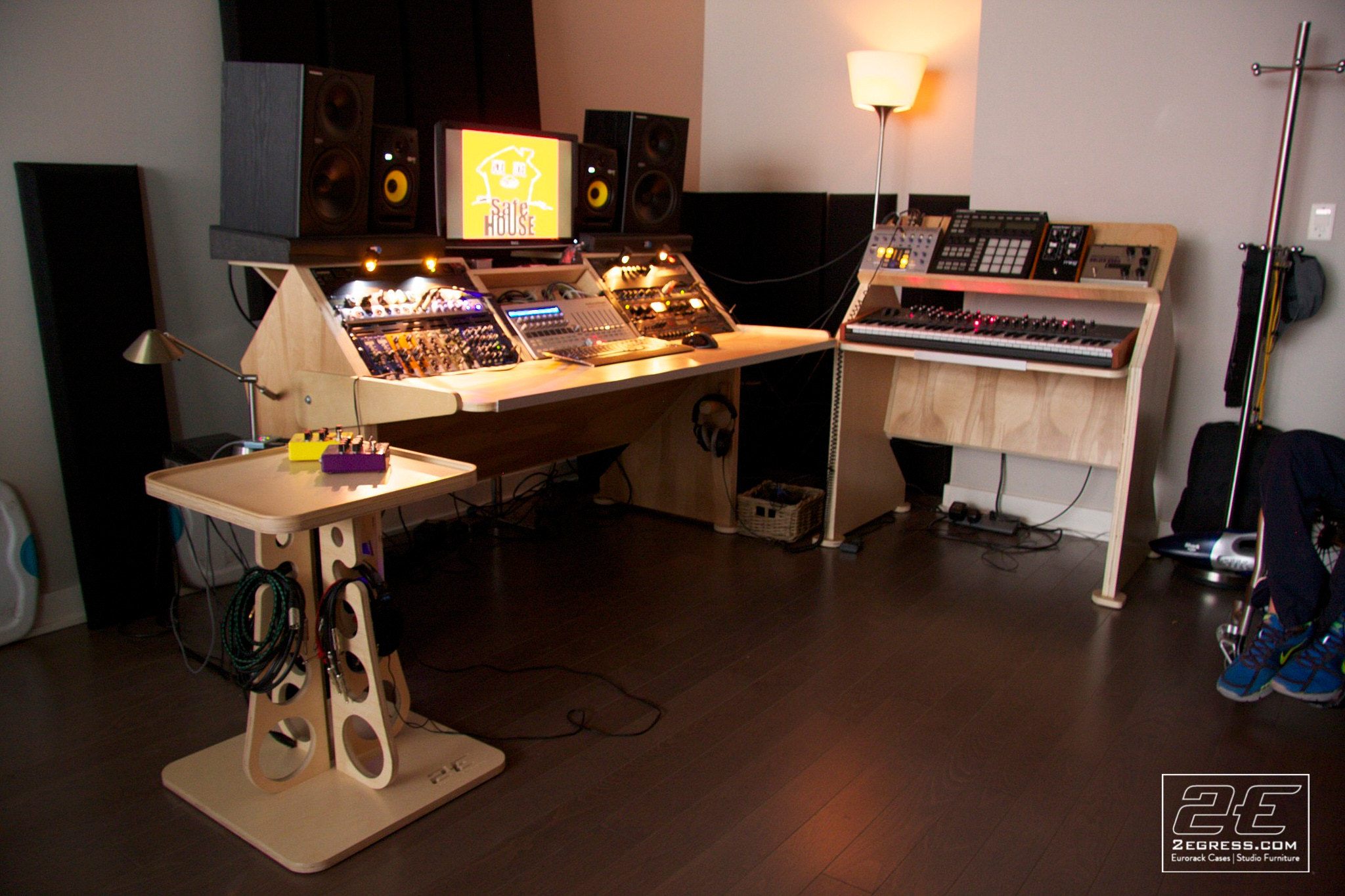 studio desk low rida 2egress