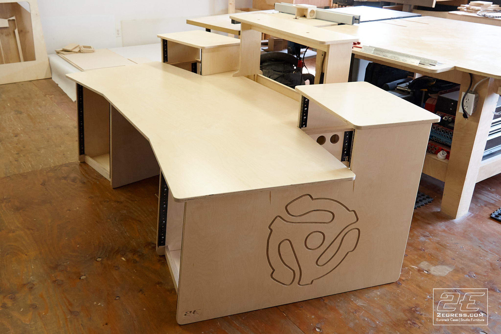 studio desk yamaha dm2000 2egress