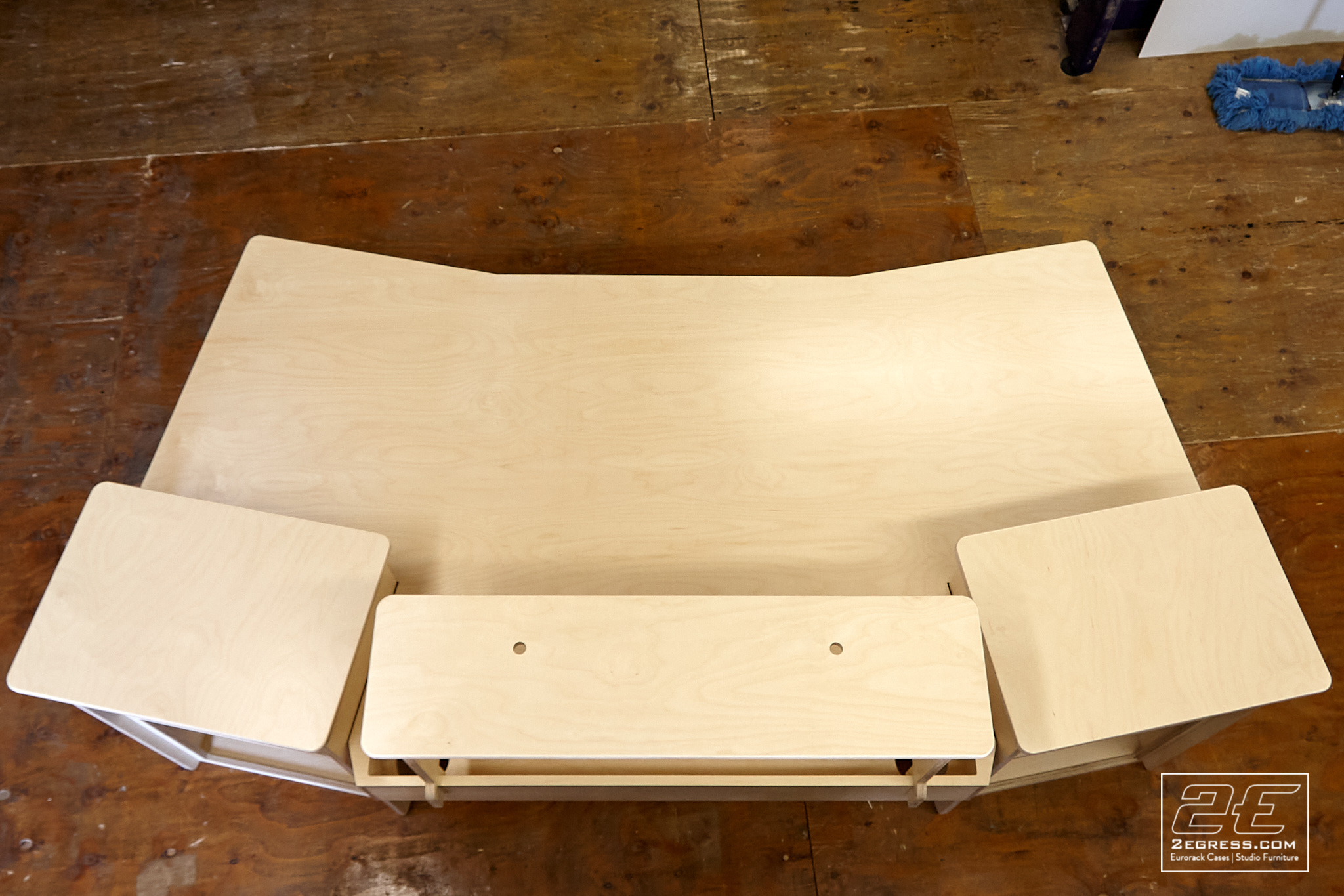 studio desk yamaha dm2000 2egress