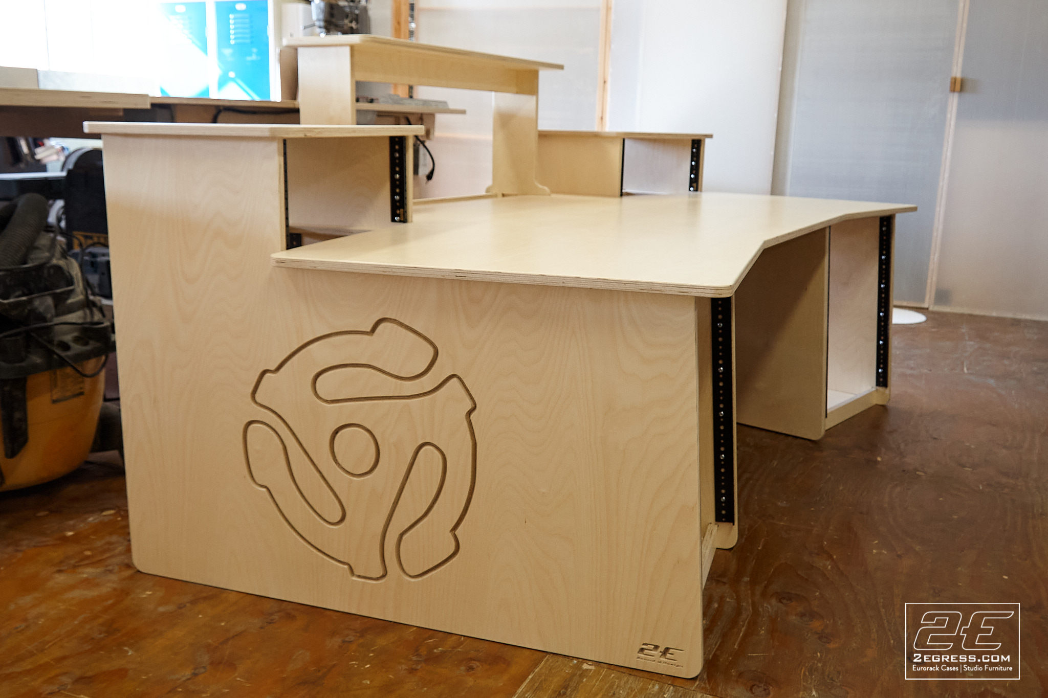 studio desk yamaha dm2000 2egress