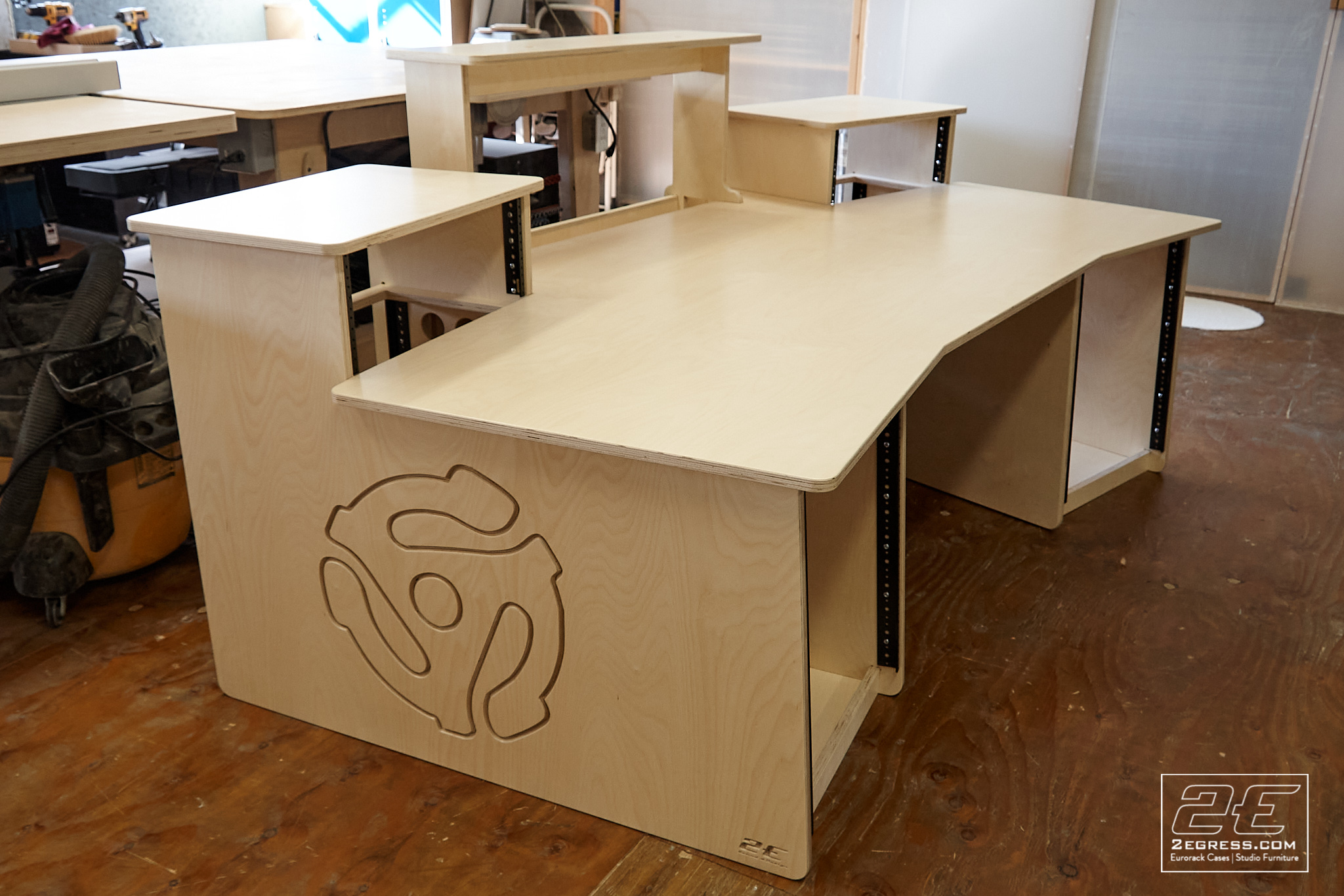 studio desk yamaha dm2000 2egress